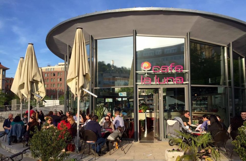 Eiscafé La Luna – Marienplatz 20, 70178 Stuttgart. Mitten auf dem Marienplatz befindet sich das Eiscafé „La Luna“. Der Familienbetrieb führt neben selbstgemachtem Eis auch Frühstück, Crêpes und Angebote für Veganer und Vegetarier.