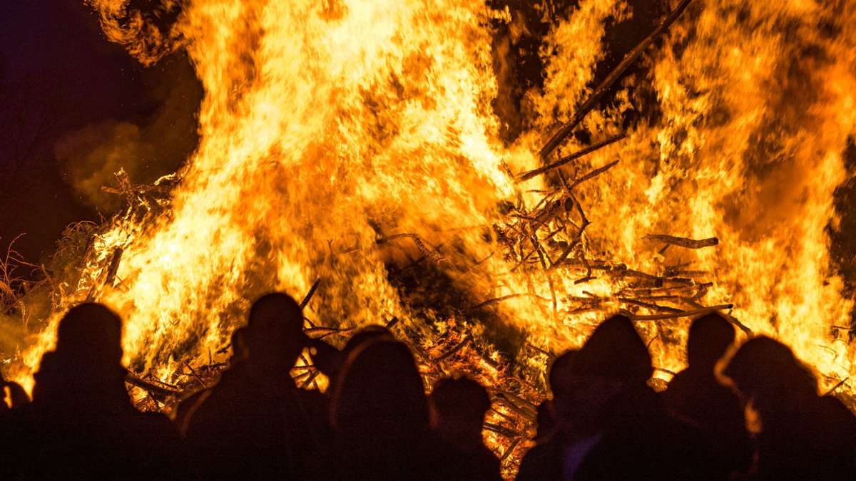 Unglück in Niedersachsen: 22-Jährige bei Osterfeuer von umstürzendem Baum getötet