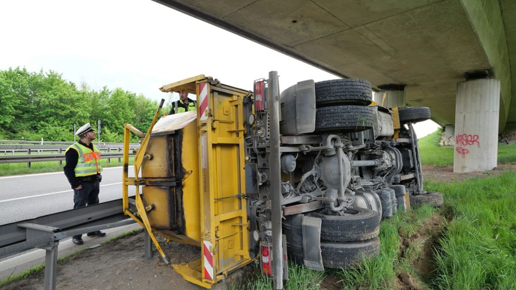Lkw kippt bei Plochingen um: Erhebliche Verkehrsbehinderungen wegen aufwendiger Bergung