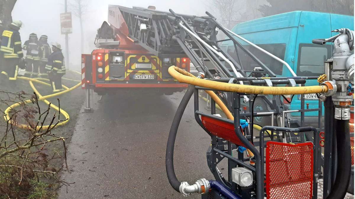 Großeinsatz auf dem Calwer Wimberg: Rund 90 Feuerwehrleute kämpfen gegen Flammen-Inferno