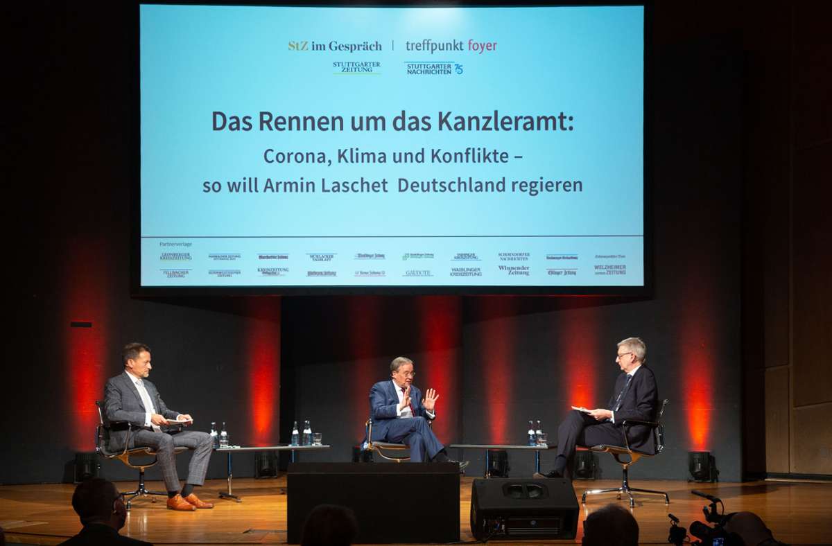 Die Diskussion wird moderiert von den Chefredakteuren Joachim Dorfs (r., Stuttgarter Zeitung) und Christoph Reisinger (l., Stuttgarter Nachrichten)