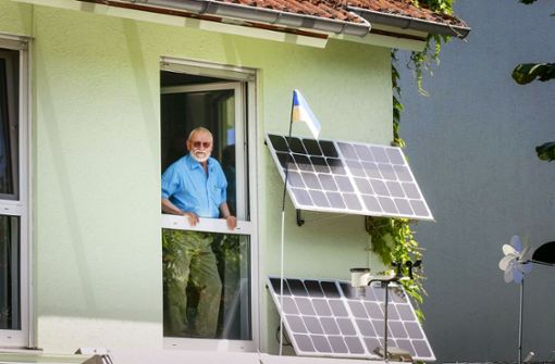 Heinz Schary und sein Balkonkraftwerk – Solarmodule, die über die Steckdose direkt an das Stromnetz des Hauses angeschlossen werden. Foto: /Simon Granville
