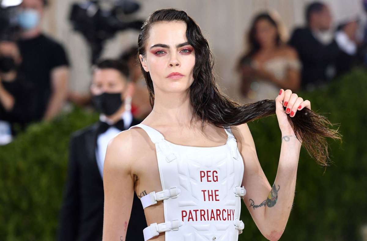 Cool, abgeklärt und attraktiv wie immer: das britische Supermodel Cara Delevignge hat mit ihrem Oberteil ein Statement gesetzt. „Peg the Patriarchy“ bedeutet so viel wie „Häng das Patriarchat an den Nagel“ und steht in einer Reihe mit Statement-Shirts wie „We should all be Feminists“, wie es 2016 auf den T-Shirts aus der Debütkollektion von Dior-Chefdesignerin Maria Grazia Chiuri hieß.