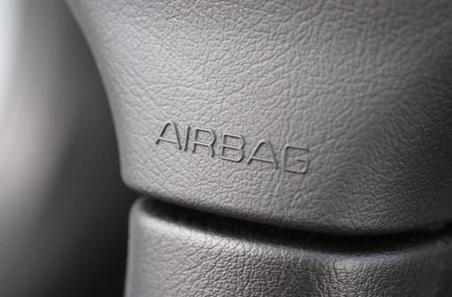 Airbags ausgebaut und Mercedes-Sterne abmontiert