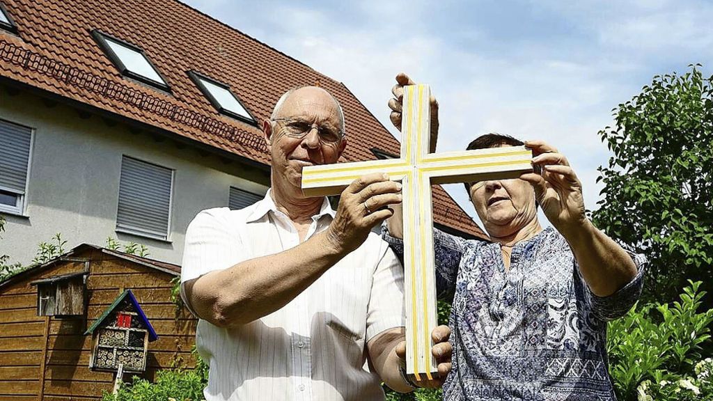 Untertürkheimer baut Fronleichnam-Kreuz: Leuchtendes Zeichen des Glaubens