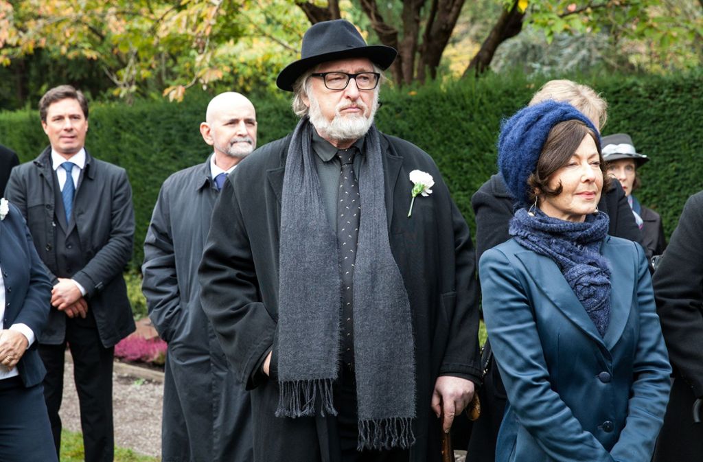 Feuilletonchef Charlie Wollinger und Assistentin Frau Hattenschweiler (Hede Beck) auf der Beerdigung ihres Chefs