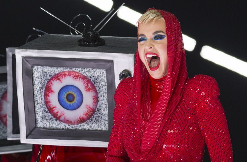 Katy Perry steht mit 530 Millionen US-Dollar auf Platz 9. Die US-amerikanische Sängerin tourte im vergangenen Jahrzehnt gleich zwei Mal und blickt bislang auf weltweit mehr als 126 Millionen verkaufte Tonträger zurück.