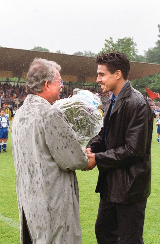Der damalige Kickers Präsident Axel Dünnwald-Metzler verabschiedet Sebescen 1999 in Richtung Wolfsburg.