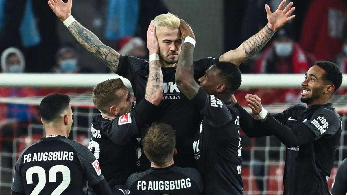  Der FC Augsburg hat das Auswärtsspiel in der Fußball-Bundesliga beim 1. FC Köln am Freitagabend mit 2:0 gewonnen. Damit verschaffte sich das Team Luft im Abstiegskampf. 