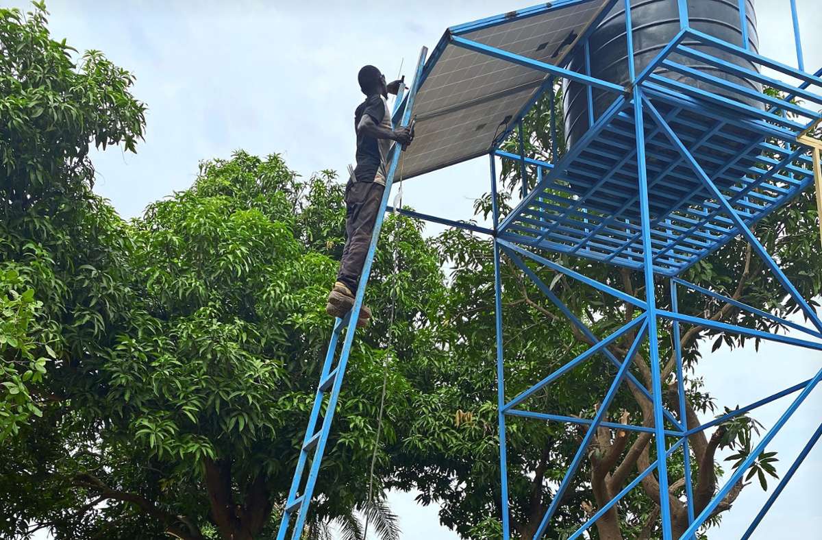 In der Stadt Brufut in Gambia wurden  drei Schulen mit solarbetriebenen Trinkwasserbrunnen ausgestattet. Foto: /privat