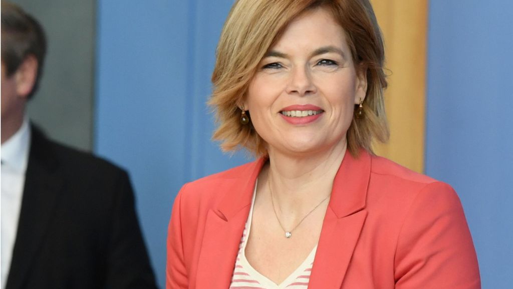  Die Bundeslandwirtschaftsministerin Julia Klöckner bevorzugt im Kampf gegen die Epidemie rote Hosenanzüge. Der Stilcheck zu einer raffinierten psychologischen Kriegserklärung. 