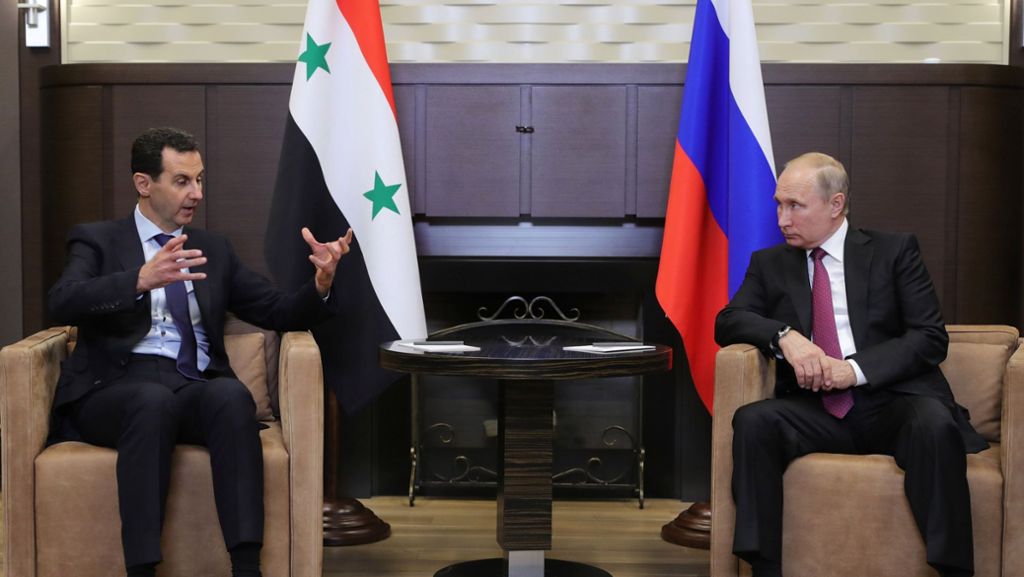  Bundeskanzlerin Merkel will mit Präsident Putin in Sotschi auch über den Krieg in Syrien reden. Doch kurz davor setzt der Kremlchef ein Zeichen und lässt seinen Schützling Assad aus Damaskus einfliegen. 