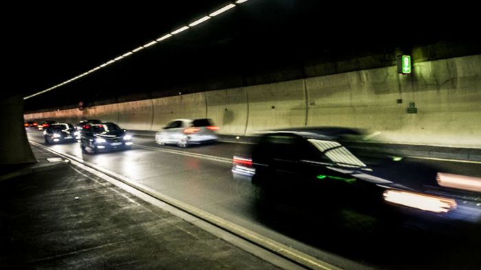 Asphalt-Lkw blockiert Heslacher Tunnel