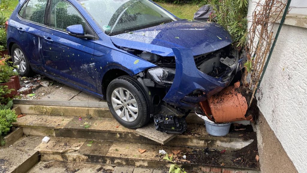 Unfall in Remseck-Aldingen: VW Polo kracht gegen Hauswand
