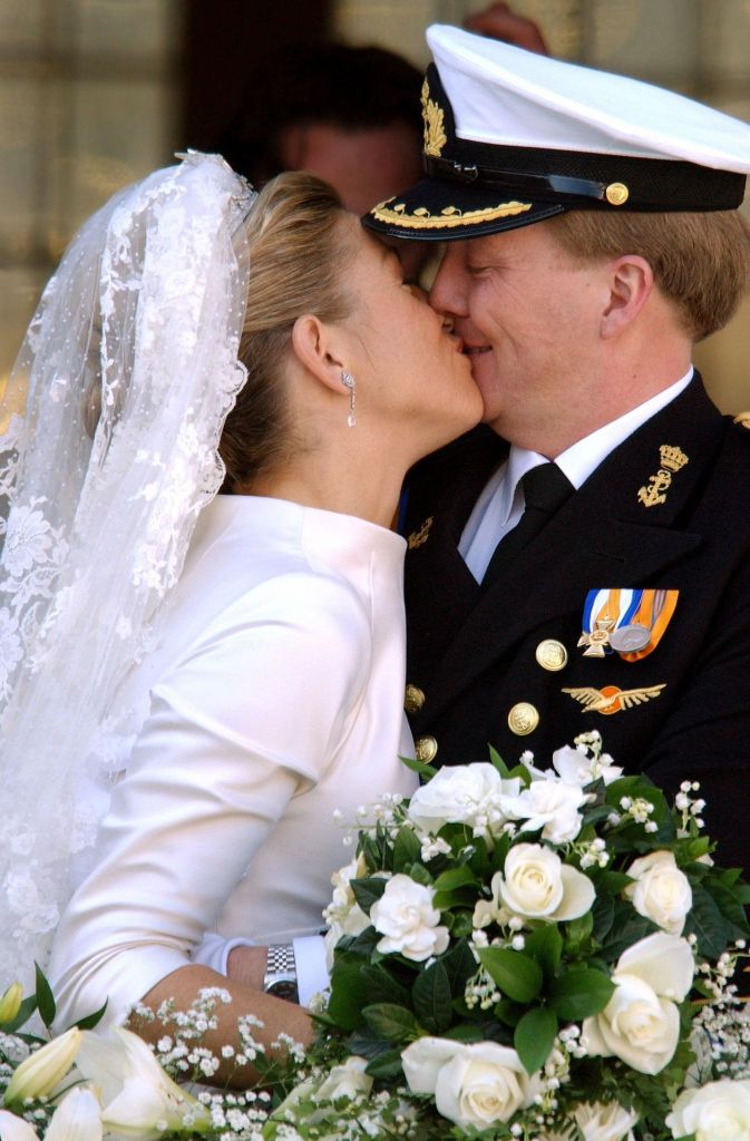 Inzwischen auch Regenten: Willem-Alexander und Maxima der Niederlande nach ihrer Trauung am 2. Februar 2002 auf dem Balkon des Schlosses in Amsterdam.