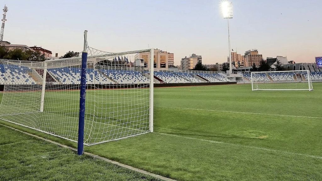  Die Nationalmannschaft des Kosovo könnte erstmals bei einer EM dabei sein. Doch viele Kosovaren sind Fans der albanischen Elf. Kann das Turnier ein neues Nationalgefühl verfestigen? 