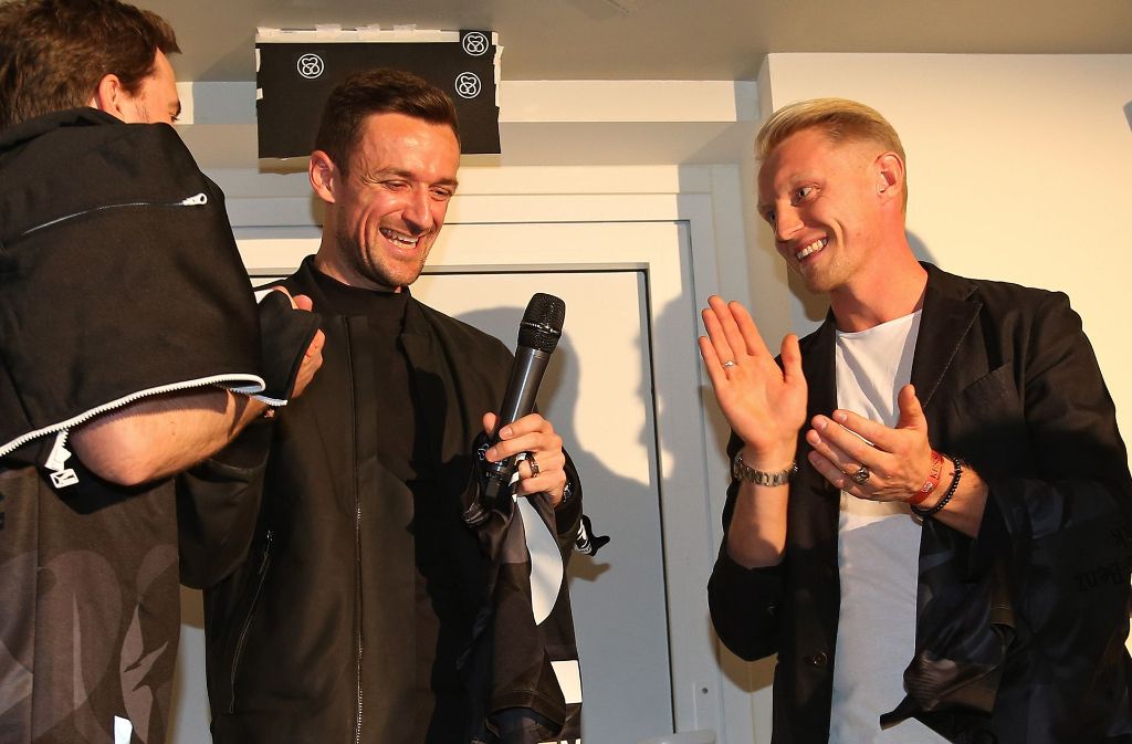 Christian Gentner und Andreas Beck freuen sich über das neue Sondertrikot.