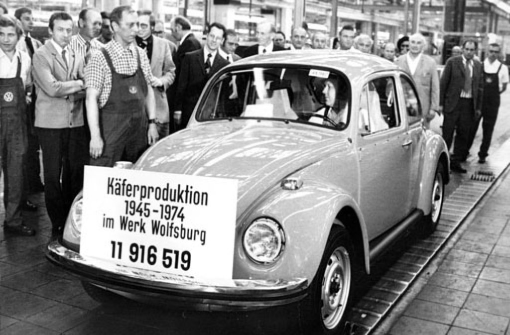 Doch der knubbelige Käfer bekommt kantige Konkurrenz: Der Golf verdrängt das Kultauto. Am 1. Juli 1974 stellt das Werk in Wolfsburg die Produktion des Käfers ein.