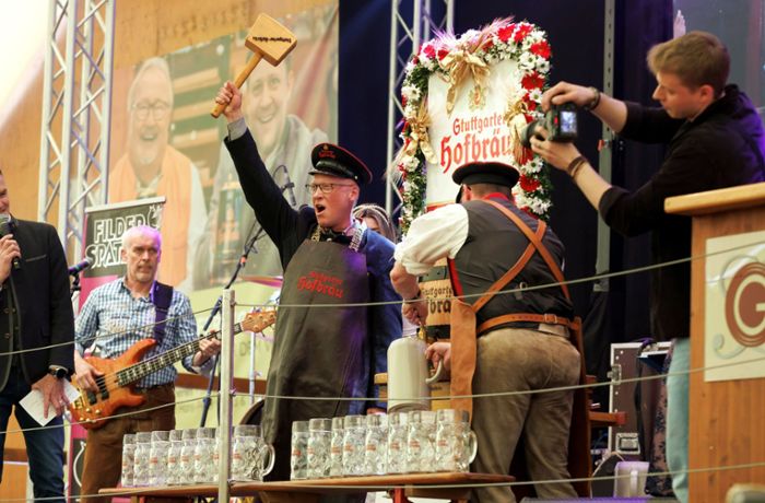 Stuttgarter Frühlingsfest ist eröffnet: Nach zwei Schlägen ist angezapft – Rummel auf dem Wasen geht los