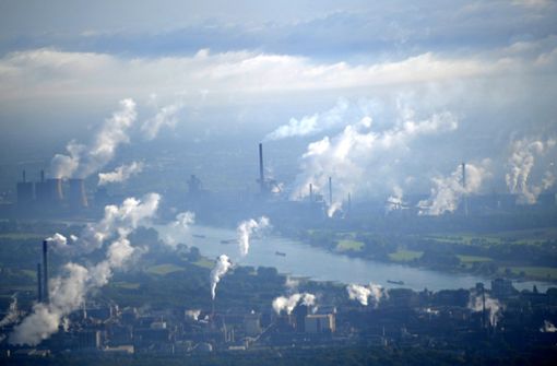 Stößt ein Unternehmen viel CO2 aus, muss es dafür Geld bezahlen. Foto: dpa/Jonas Güttler