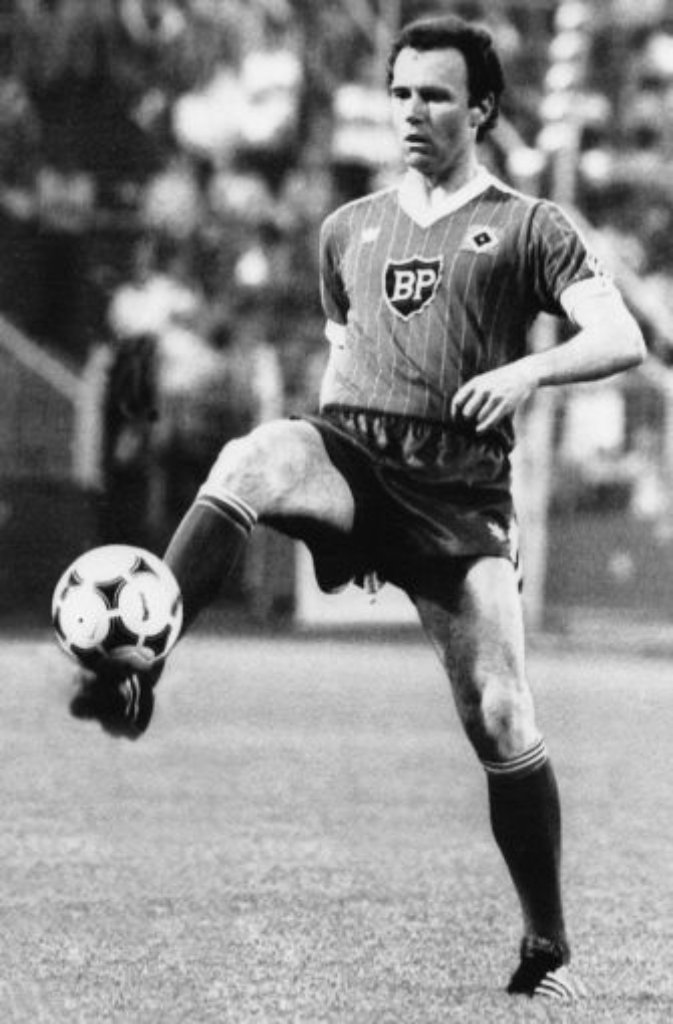 Saison 1980/81 Rückkehrer: Nach drei Jahren in New York kehrt der Kaiser zurück nach Deutschland. Aber statt bei seinem alten Verein anzuheuern, wechselt Franz Beckenbauer zum HSV. Die Meisterschaft gewinnen trotzdem die Bayern aus München. Rudi Völler kickt für 1860 München - und steigt prompt mit den Löwen ab.