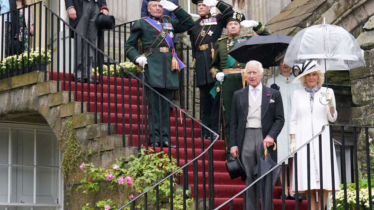 Britisches Königspaar in Schottland: Charles III. und  Camilla trotzen dem Regen