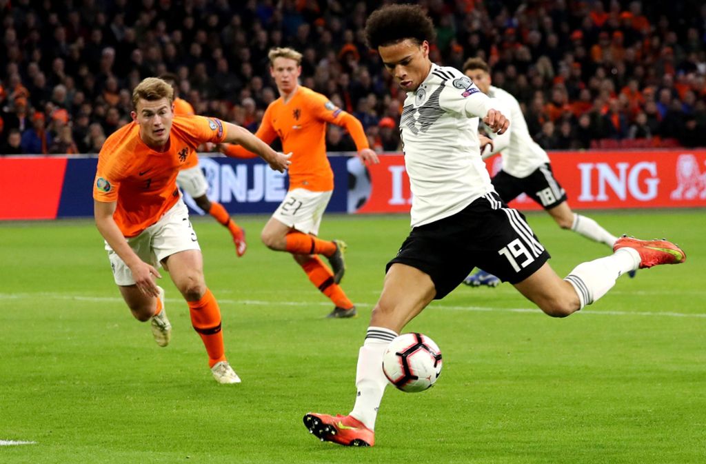 Die „Gazzetta dello Sport“ aus Italien lobt den deutschen Jugendstil: „Sané und Gnabry bringen Deutschland in front, die Niederländer kommen noch einmal zurück – doch dann schlägt Schulz zu. Löw setzt auf viele junge Spieler in der Mannschaft.“ Leroy Sané trifft zum 1:0 für Deutschland.