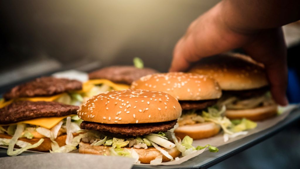  Die Gewerkschaft Nahrung-Genuss-Gaststätten (NGG) strebt in der Tarifrunde für die Beschäftigten der Fast-Food-Ketten einen satten Lohnsprung auf zwölf Euro pro Stunde an – also 30 Prozent mehr. Drei Viertel der Beschäftigten verdienen unter zehn Euro. 