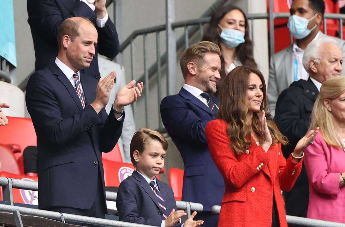 Auch der der britische Prinz William, Herzog von Cambridge ist mit mit seiner Frau Kate, Herzogin von Cambridge, und Sohn Prinz George im Stadion.