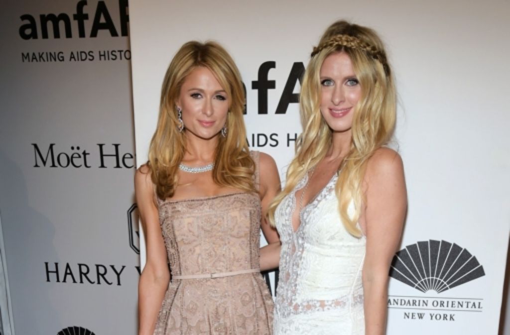 Paris Hilton (l.) und ihre Schwester Nicky Hilton Rothschild bei der amfAR-Gala 2016 in New York. Foto: AP