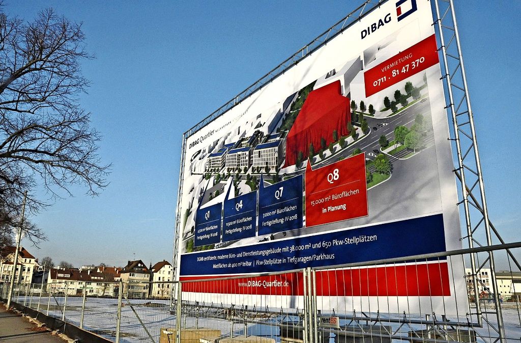 Auf der Brache hinter dem Werbebanner beginnt demnächst der Bau der ersten Gewerbeimmobilien des Neckarparks. Foto: Georg Linsenmann