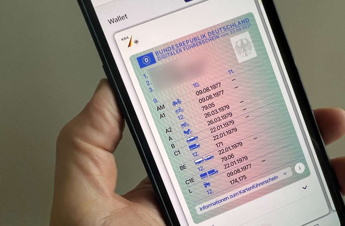 Auf diesem iPhone mit der App „ID Wallet“, ist die digitale Variante eines Führerscheins installiert. Foto: dpa/Christoph Dernbach