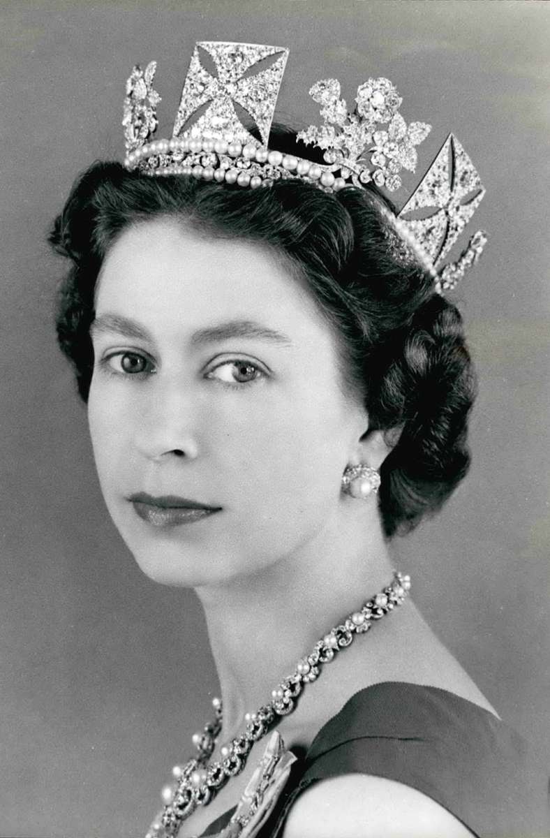 Die Queen steht wie keine Zweite für Stabilität – auch, was ihren Look angeht. Seit Jahrzehnten bleibt Elizabeth II. ihren kurzen Locken treu. Viel wichtiger als die, inzwischen schlohweiße, Haartracht ist ohnehin, was die Monarchin auf dem Kopf trägt. Zu ihrem Haarschnitt geht die Krone nämlich ebenso gut wie ein Hut oder Kopftuch. Dass die Frisur der Queen aber gar nicht so einfach zu legen ist, mussten die Macher der Netflix-Serie „The Crown“ erfahren. Es sei „überraschend schwierig“ gewesen, den Look nachzustylen.