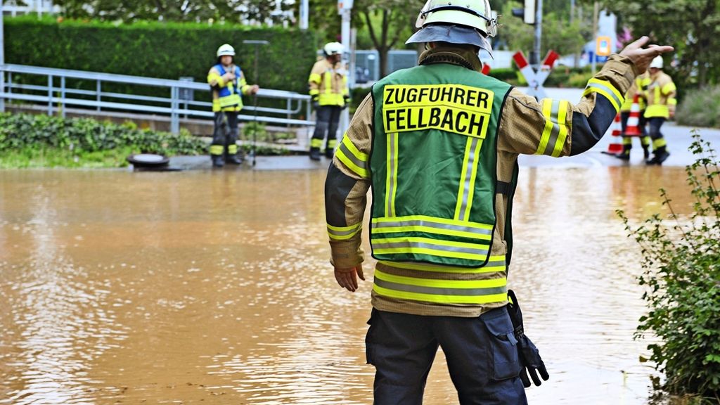 Wasserrohrbruch in Fellbach: Die Esslinger Straße wird zur Seenlandschaft