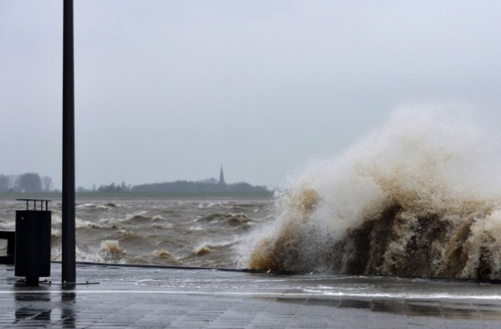 Am Seebäderkaje Helgoland in Bremerhaven schlagen Wellen an die Kaimauer.