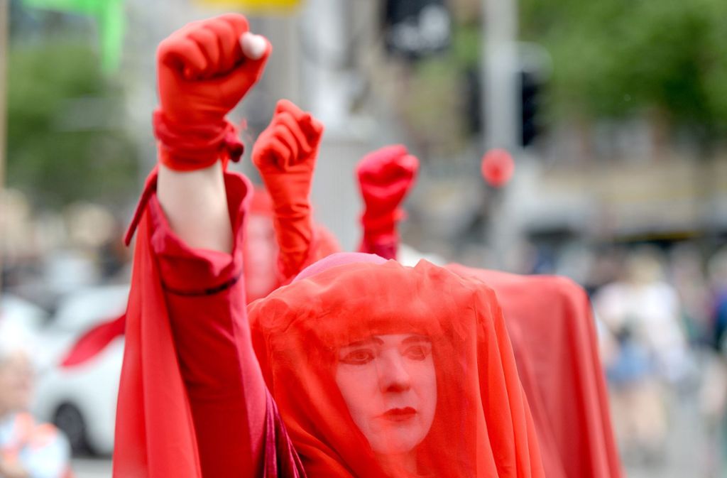 Auch in Sydney sind die Aktivisten aktiv. Anders als andere Bewegungen wie Greta Thunbergs „Fridays for Future“, sind die Aktivisten von „Extinction Rebellion“ nach eigenen Angaben bereit, Gesetze zu brechen, um ihren Forderungen Nachdruck zu verleihen. Legale Demonstrationen und parlamentarische Prozesse hätten in den vergangenen 30 Jahren nicht zu den nötigen Veränderungen im Klimaschutz geführt, sagten die Veranstalter am Freitag. Dabei betonten sie allerdings stets, dass sämtliche Aktionen friedlich ablaufen sollten. Dafür sollten unter anderem Mediatoren sorgen, die Konflikte zwischen den Aktivisten und anderen - etwa Polizisten oder aufgehaltenen Autofahrern - während der Aktionen vermeiden sollten.