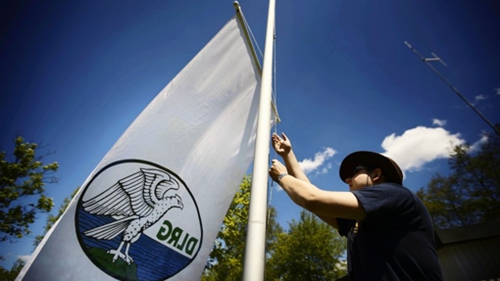 Welzheim/Korb: Lebensretter zeigen Flagge am Aichstrutsee