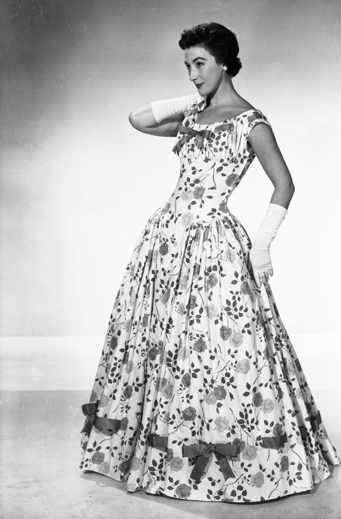 In den 50er Jahren wurde die Abendmode immer ausladender. Inspiriert von den Pettycoat-Kleidern trug man auch das Abendkleid mit Reifrock darunter.