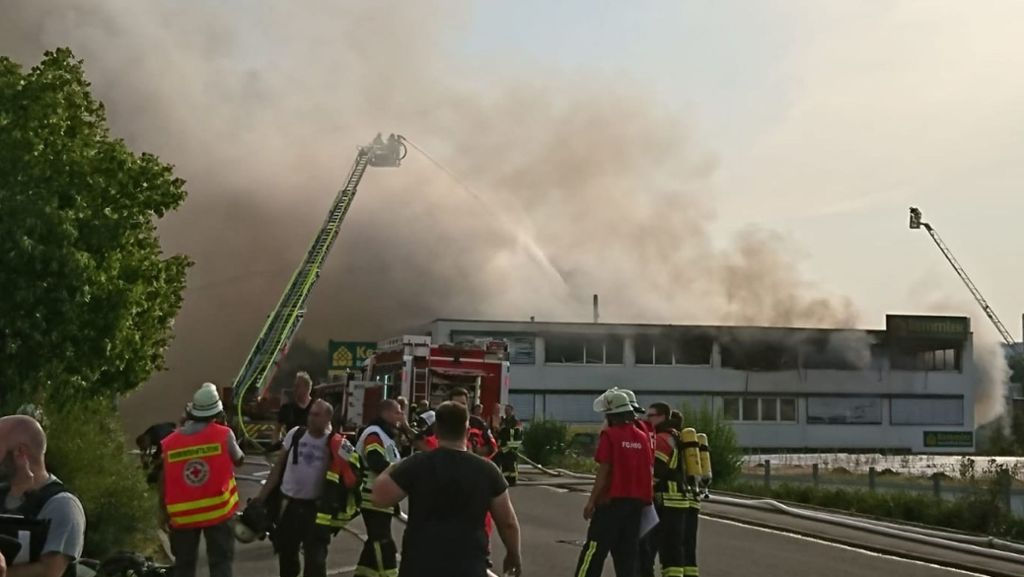 Großbrand in Herrenberg: Explosionen im Baustofflager sorgen für Chaos