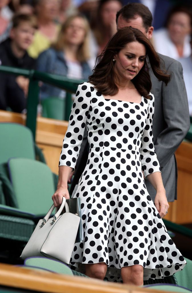2017: Polka Dots sind kein einfaches Muster – schnell sieht der Look nach Grundschülerin aus. Herzogin Kate macht das Dolce & Gabbana-Kleid mit einer seriösen Tasche „erwachsen“.