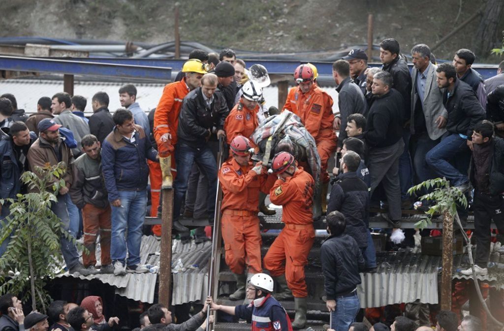 Mai 2014: In dem Braunkohlebergwerk Soma in der Westtürkei kommt es zu einem Grubenbrand. Zum Zeitpunkt des Unglücks waren 787 Bergleute unter Tage. 301 Kumpel konnten nur noch tot geborgen werden.