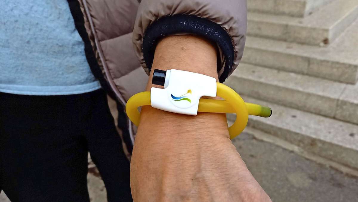  An der Körschtalschule in Stuttgart-Plieningen wird derzeit ein spzielles Armband getestet, das durch die Corona-Zeit helfen soll. In dem Schlauch befindet sich Desinfektionsmittel für die Lehrer. 