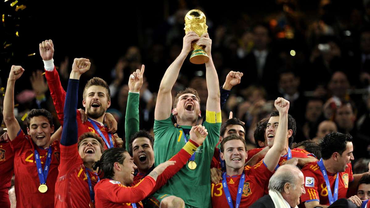  Iker Casillas hat das Ende seiner Fußball-Karriere verkündet. Der Weltmeister von 2010 hatte vor gut einem Jahr einen Herzinfarkt erlitten. 