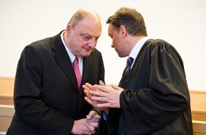 Olaf Glaeseker (links), früherer Sprecher des Ex-Bundespräsidenten Wulff, steht wegen Bestechlichkeit vor Gericht. Foto: dpa