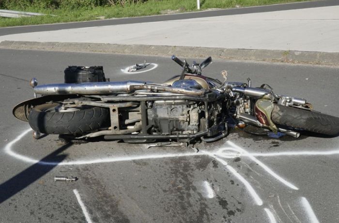Motorradfahrer stirbt bei Crash – Sozia ringt mit dem Tod