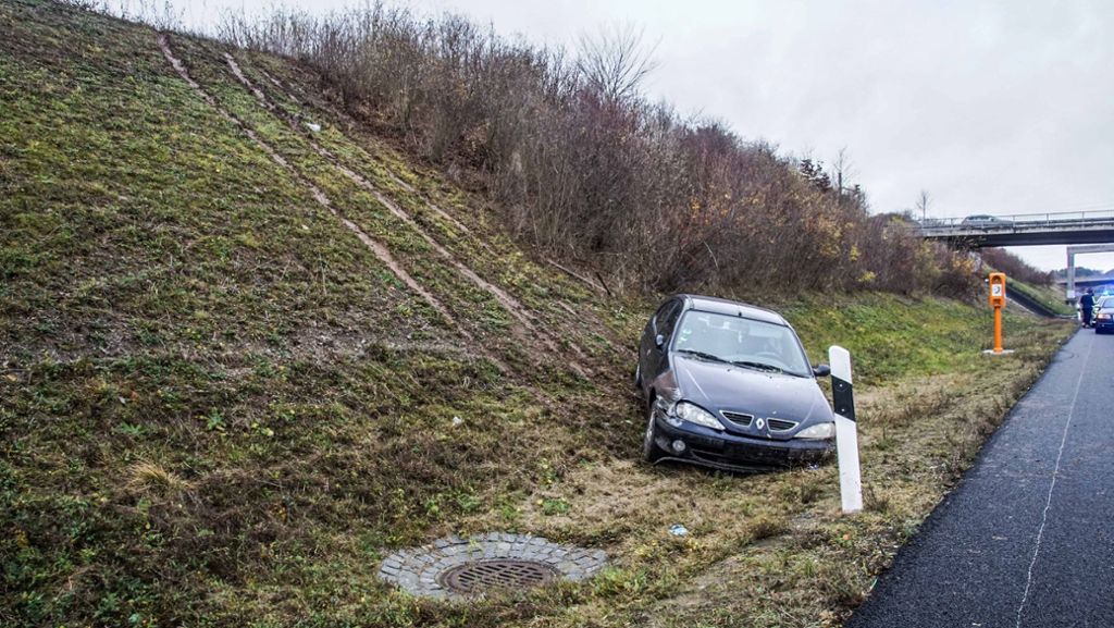 Unfall an der A8: Renault rutscht Böschung hinunter