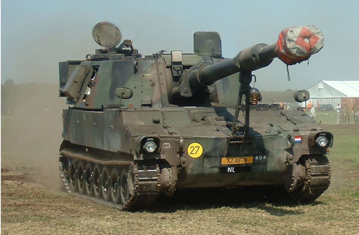 USA: Die M109 ist eine Panzerhaubitze aus US-amerikanischer Produktion. Ihre Entwicklung begann zur Zeit des Kalten Krieges in den 1950er-Jahren. Seit 1962 wurde sie Bestandteil der Artillerieverbände vieler Staaten und Standard-Panzerhaubitze der Nato. Bis zu ihrer Ablösung durch die Panzerhaubitze 2000 im Jahr 2007 war die M109 auch beim Heer der Bundeswehr im Einsatz. Sie könnte aus Altbeständen auch an die Ukraine geliefert werden.