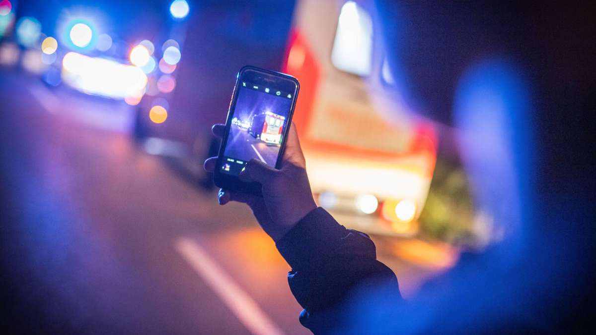  Eine 47-jährige Radfahrerin wird in Heilbronn von einem Auto angefahren und verletzt. Ein 22-Jähriger beobachtet die Situation und zückt sein Handy. Allerdings nicht, um einen Krankenwagen zu rufen. 