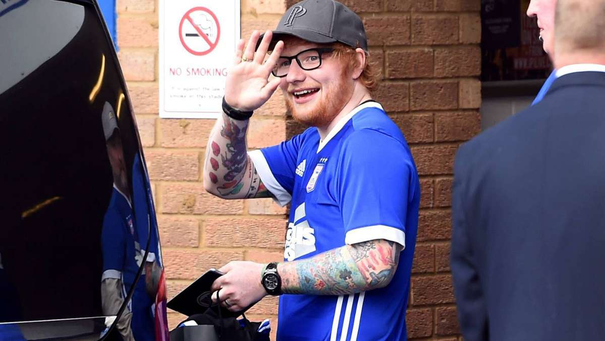  Popstar Ed Sheeran erfüllt sich einen Kindheitstraum – und wird Trikotsponsor bei seinem Lieblingsverein. Für zunächst ein Jahr wird der 30-Jährige die Trikots von Ipswich Town sponsern. 