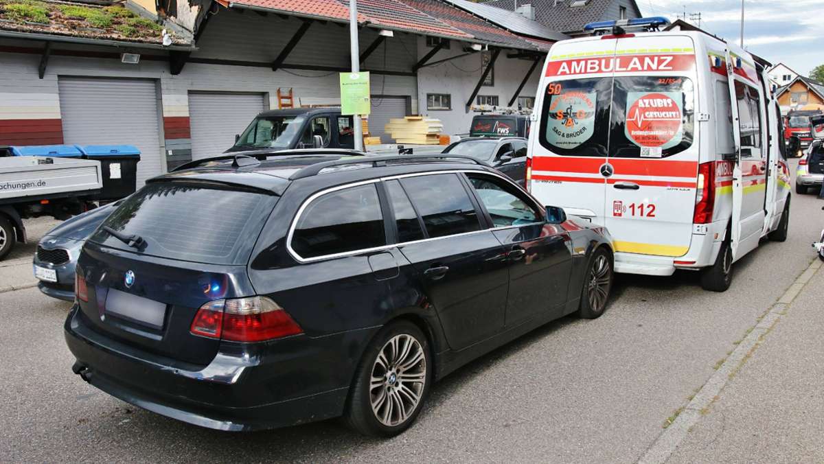 Medizinischer Notfall in Weissach im Tal: BMW prallt auf  Krankenwagen